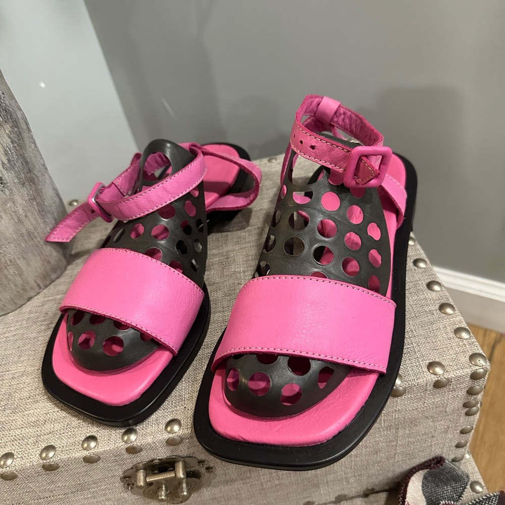 Lorenzo Women's Vibrant Pink Sandals